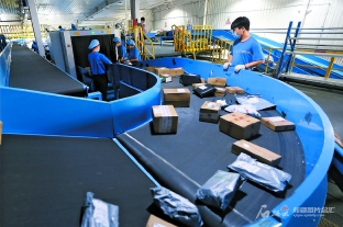 推進全區日用品貿易高質量發展，扎實落實“六穩”“六?！比蝿?></a></div>
<div   id=